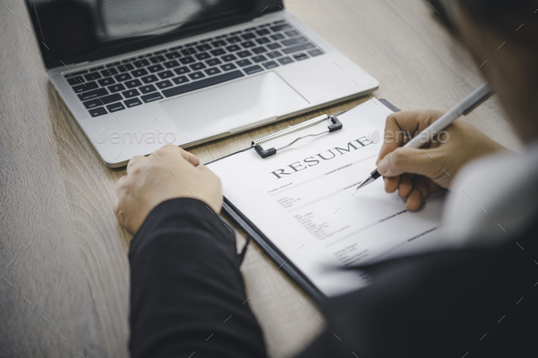 People are filling out their resume - BOY 0071 