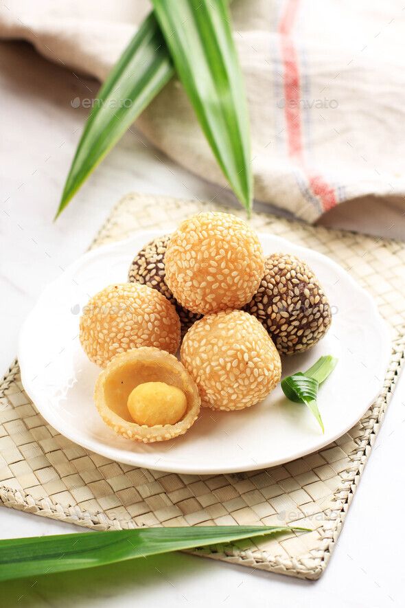Onde onde, Indonesian Traditional Snack Made from Sticky Rice Flor Stuffed with Mung Bean