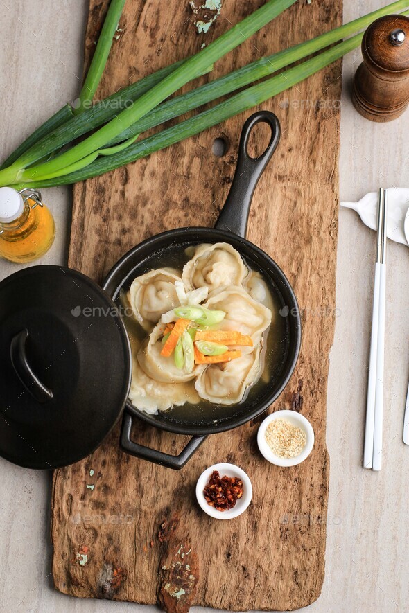 Mandu-Guk (Korean Dumpling Soup)
