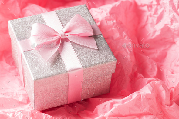 Single pink gift box with silver ribbon Stock Photo by ©worytko_pawel  43523097