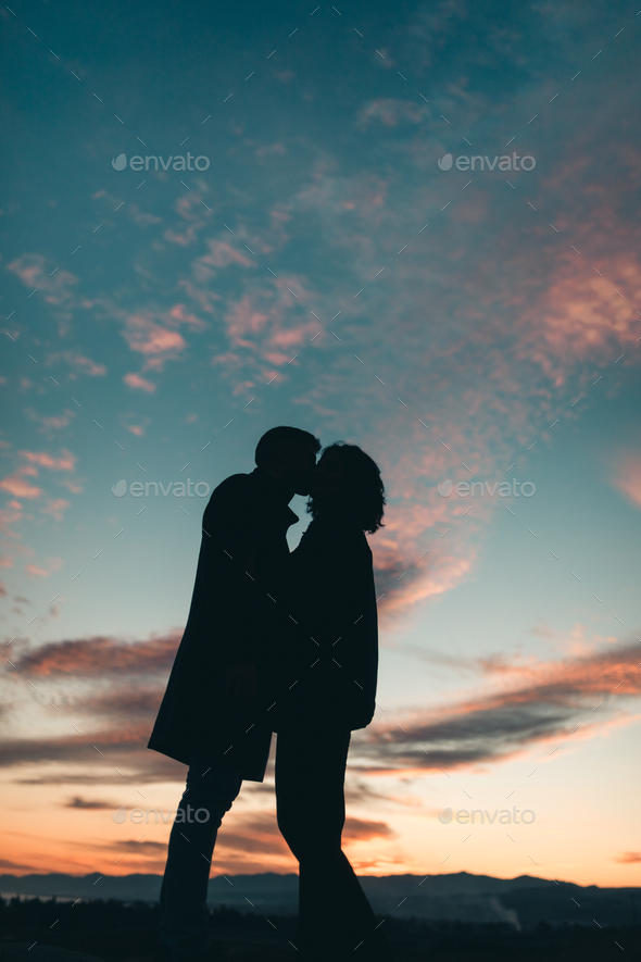 Kissing Couple with Sunset Background by AkenoSenpaii on DeviantArt