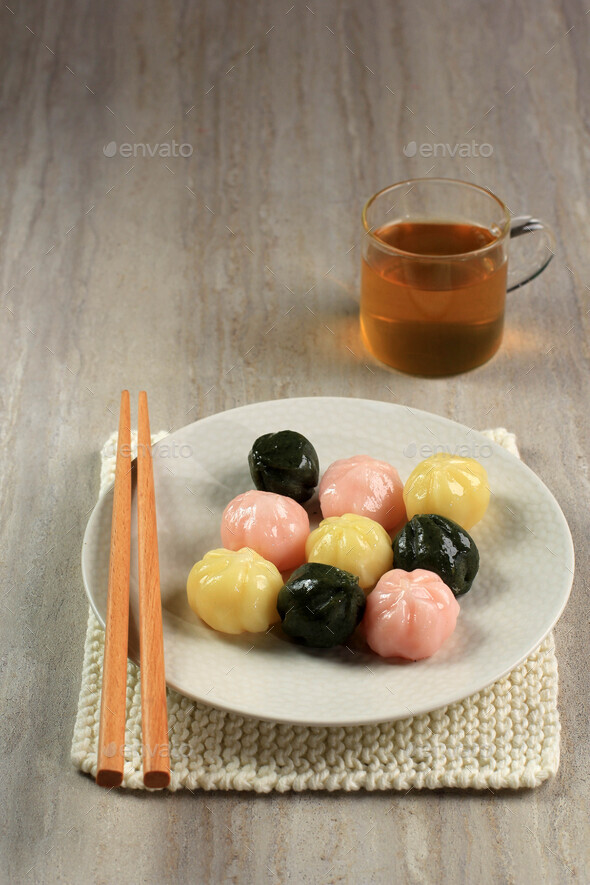 Three Color Songpyeon Kkultteok (Rice Cake with Honey FIlling) Stock