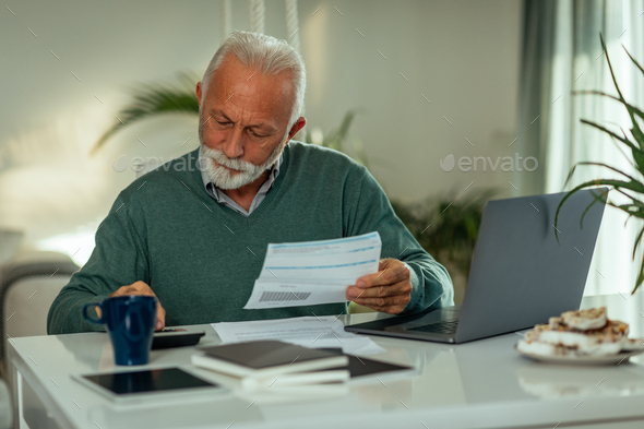 It's never been easier to settle your monthly bills - Stock Photo - Images