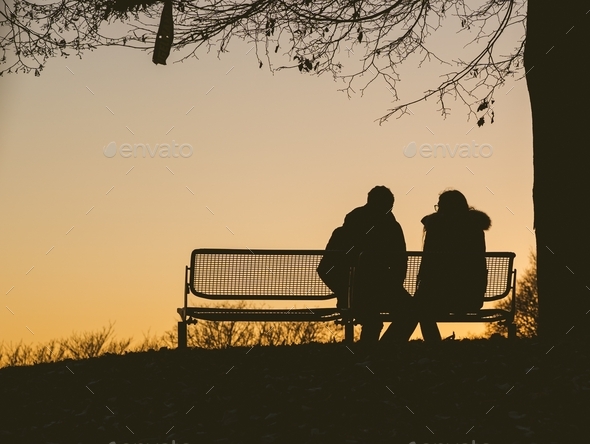 couple silhouette bench