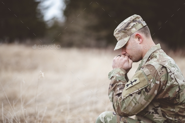 american soldier praying