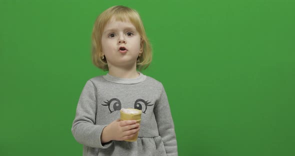 Kid Girl with Ice Cream on a Green Screen, Chroma Key alt