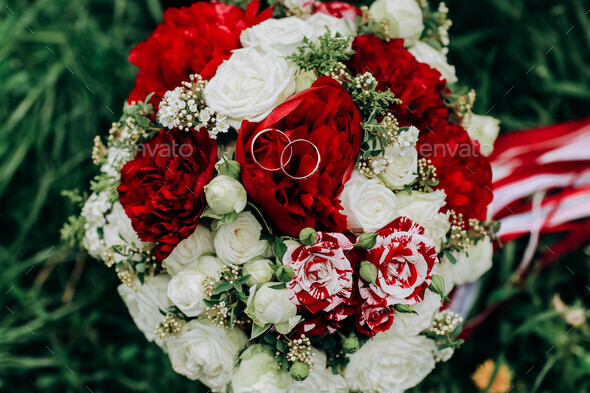 Wedding Ring in Rose, Will you marry me. wedding rings on a wedding bouquet