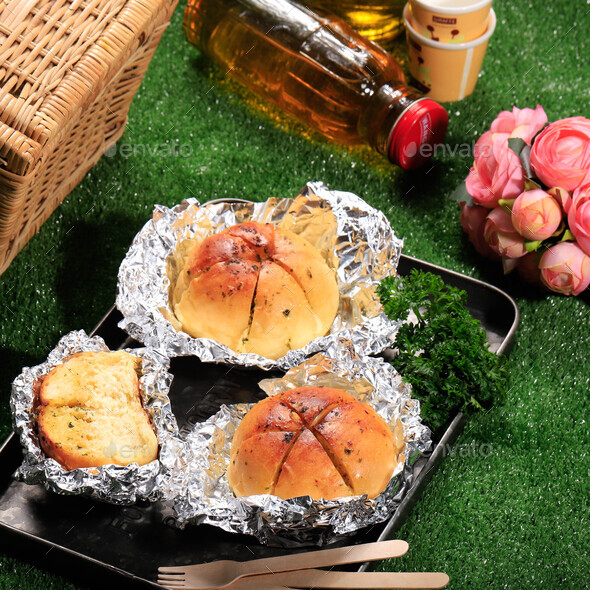 Korean Garlic and Cheese Bread (Yugjjog Maneulppang) is Popular Street Food in Korea.