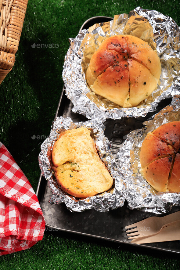 Korean Garlic and Cheese Bread (Yugjjog Maneulppang) is Popular Street Food in Korea.