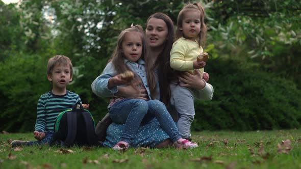 Happy Family Mom Three Little Siblings Kids Have Fun Blowing Bubbles Enjoying Summer Holidays in alt