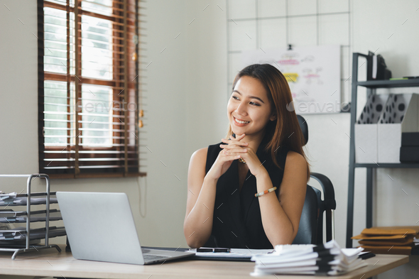 Asian women working in the office, young Asian business women as ...