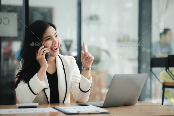 Beautiful Asian woman executives, business executives, marketing executives are talking on the phone