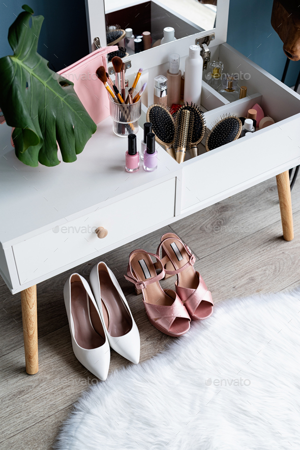 High heel clearance shoe table