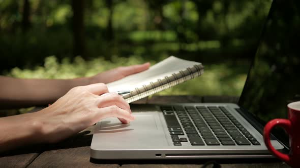 Use Laptop With Writing Ideas alt