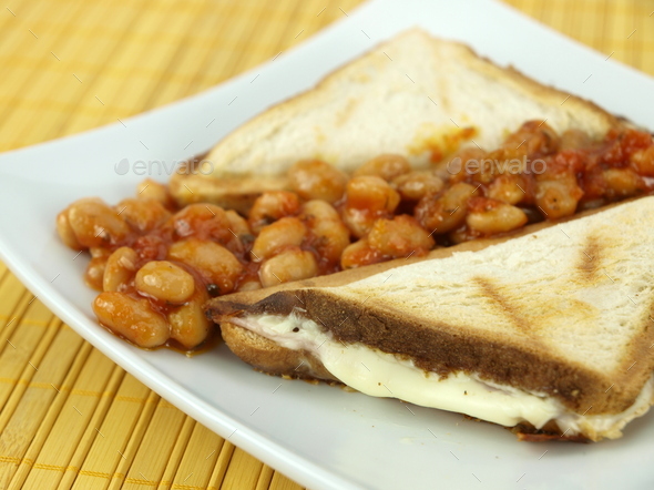 A plate of baked beans on toast