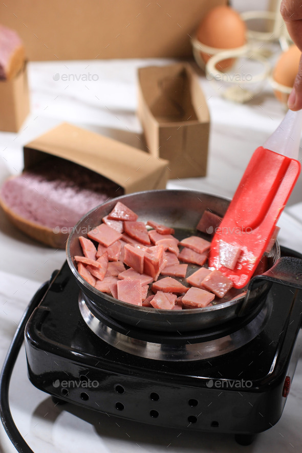 Stir Fry Cooking Process Cut Diced Salami (Thin Slice Smoked Beef)