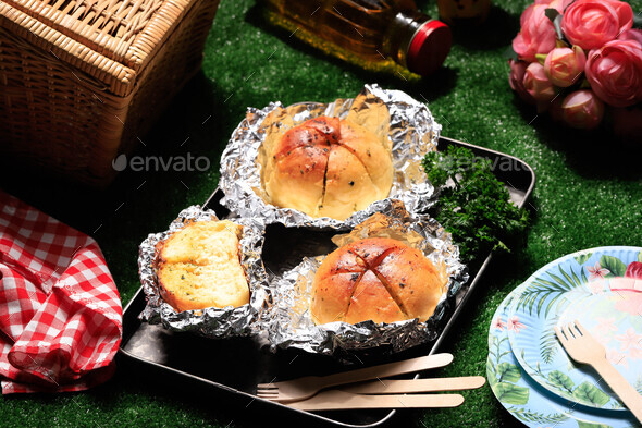 Korean Garlic and Cheese Bread (Yugjjog Maneulppang)