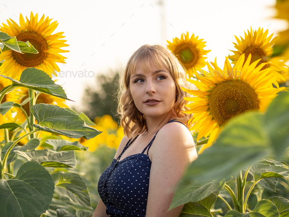 photography poses sunflower field