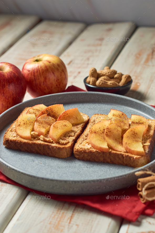Toasted bread with peanut butter and apple. Quick and healthy breakfast ideas.