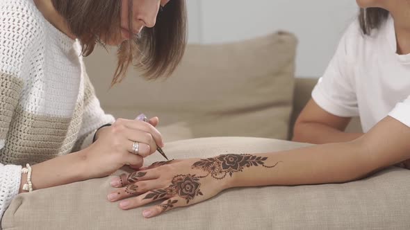 Master Working with Henna. alt
