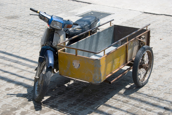 Moped scooter deals with sidecar