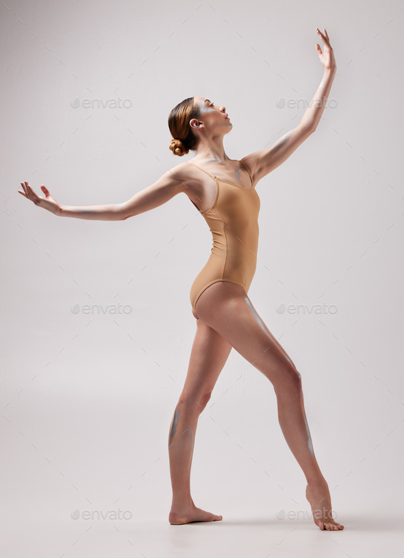 Graceful young woman dancer performing a classic dance pose Stock Photo by  Photology75