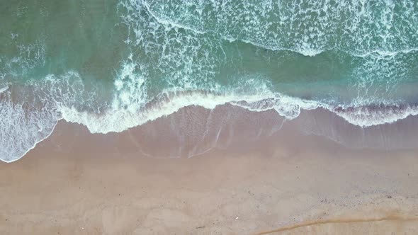 High and powerful waves coming fast to the beach, waves in winter day alt