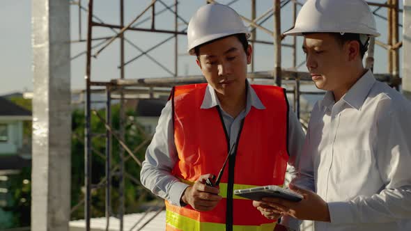 On outdoor construction sites, Asian engineers and architects Consulting and planning
