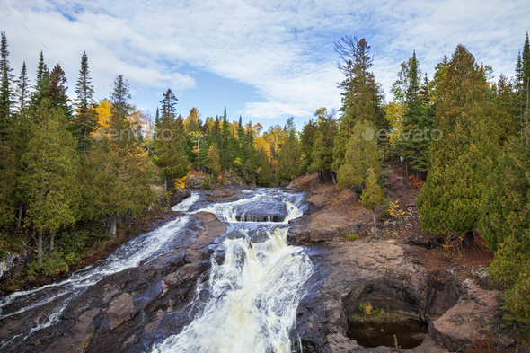 The Cross River on the north shore of Lake Superior in northern Minnesota during autumn - Stock Photo - Images