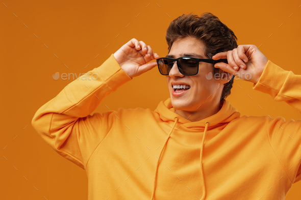26 Popular And Best Sunglasses For Men | Best mens sunglasses, Photography  poses for men, Portrait photography men