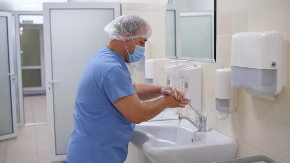 The doctor washes his hands with soap and running water. Correct way to wash hands 