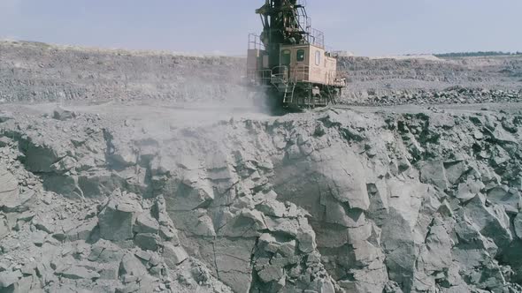 Drilling Rig Drills Granite for Stowing Explosives Industrial Extracting Rock or Minerals alt