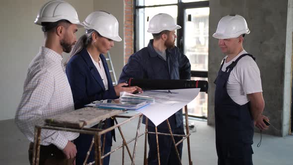 Architects Setting Task for Builders During Work alt