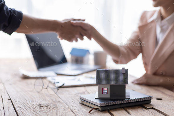 Handshake Real estate brokerage agent Deliver a sample of a model house to the customer, mortgage