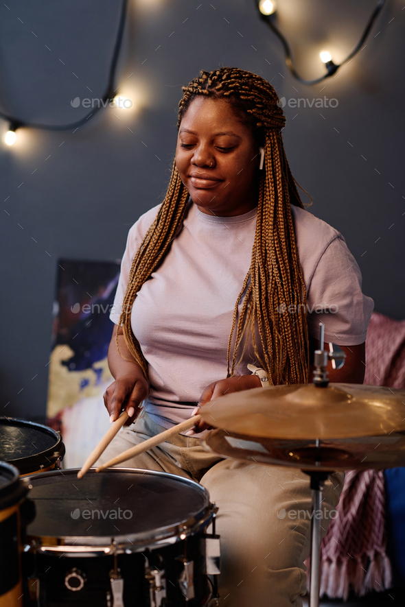 Babaeng drummer na tumutugtog ng drum sa studioBabaeng drummer na tumutugtog ng drum sa studio  