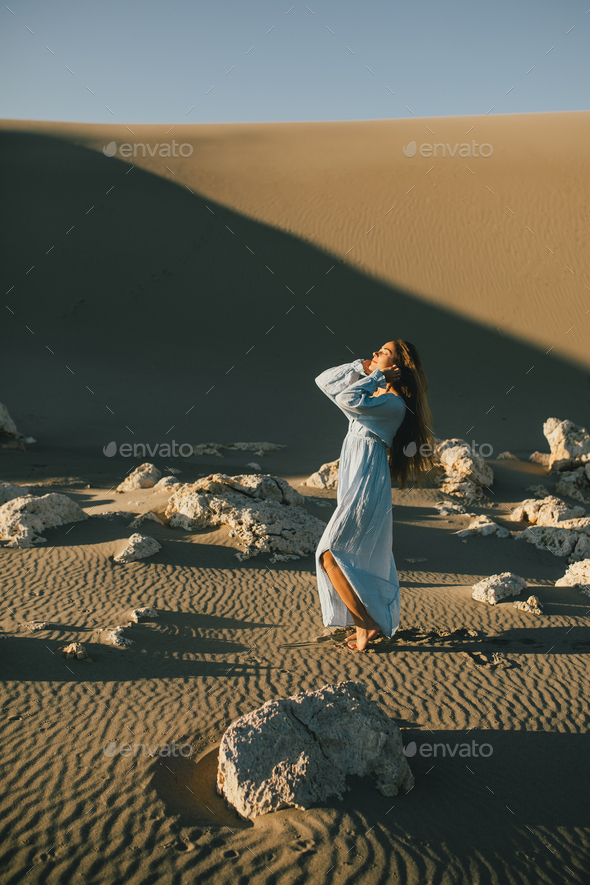 Young Woman In Abaya Posing In Desert Landscape Stock Photo - Download  Image Now - Fashion, Hijab, Humility - iStock