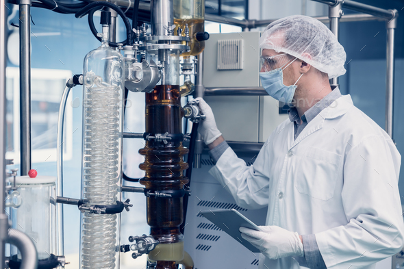 Hemp oil extraction Thin Film Distillation Machine in Laboratory Plants Process.