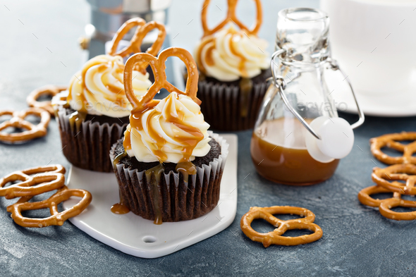 Salted caramel cupcakes with pretzels