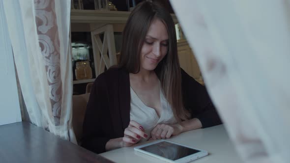 Female Chat with Friends