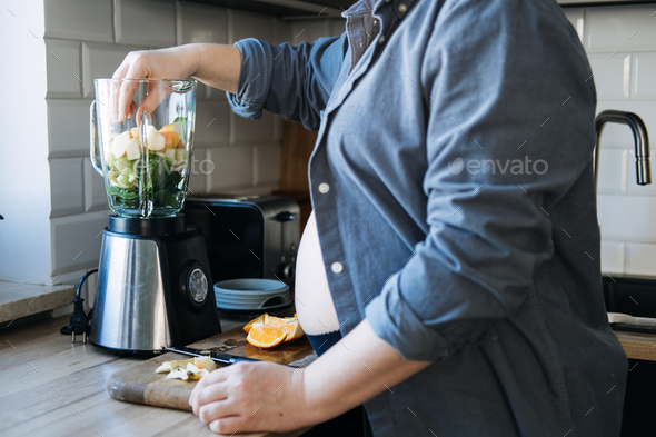 Smoothies and food for Pregnancy Nausea. Anti-nausea morning sickness smoothie. Pregnant woman