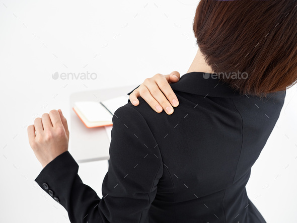 A Japanese female office worker who suffers from stiff shoulders on a white background