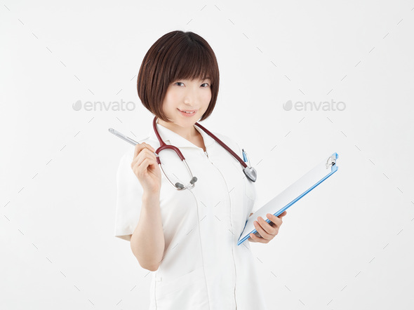 A Japanese female nurse explains her points with a smile on a white background.