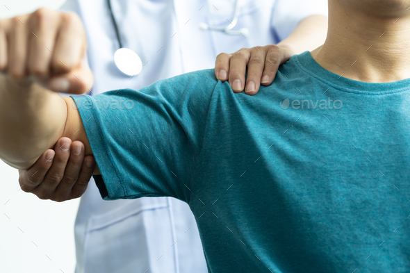 man with shoulder pain goes to the doctor, doctor diagnoses the patient arm pain and shoulder pain.