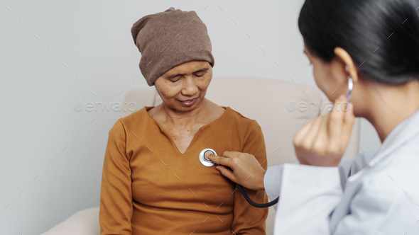 Elderly Asian female patients and cancer specialists meet by appointment to receive treatment advice