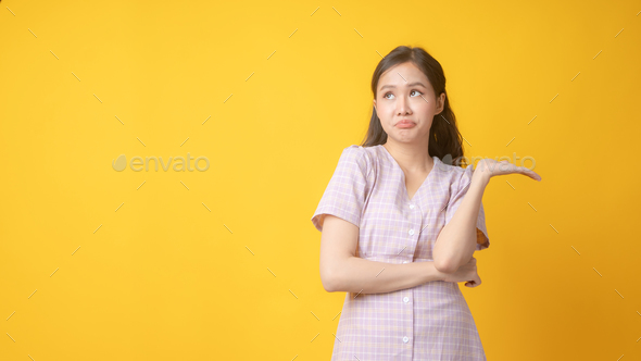 Asian Thai woman poss as don\'t care and no interesting any thing with empty her left hand