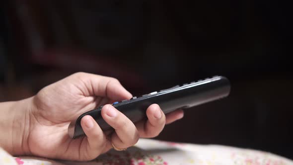 Close Up of Women Hand Holding Tv Remote alt