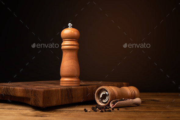 Selective focus of salt and pepper grinders
