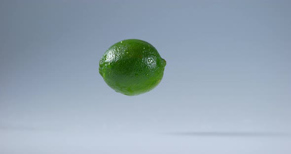 Green Lemons, citrus aurantifolia , Fruit falling on Water, Slow Motion 4K alt