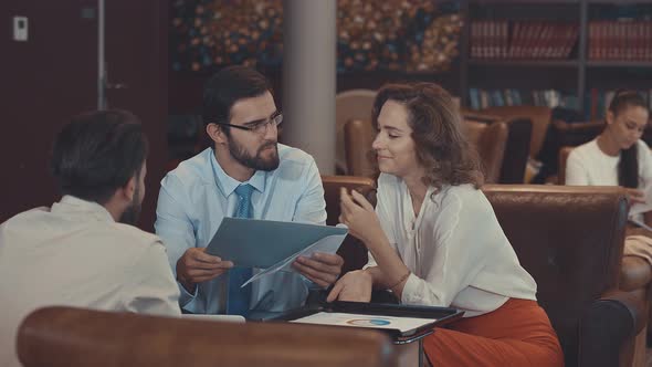 People in the workplace alt