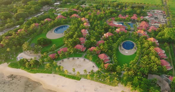 The Life of Rich People alt